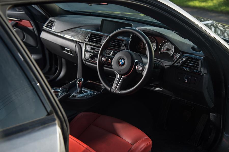Интерьер BMW M4 Coupe 2014 года  (UK) (фото 32 из 32)